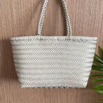 Sac à main paille design et fonctionnel de couleur blanche
