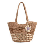 Sac à main paille naturel et bohème sur fond blanc