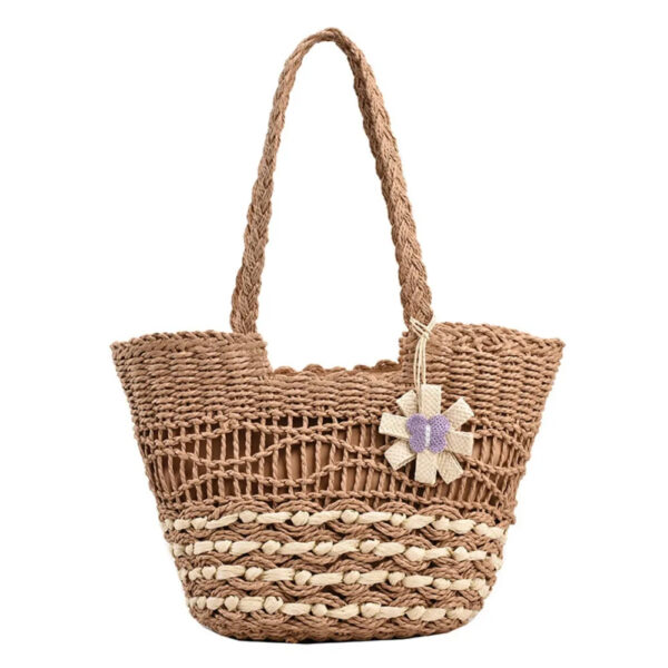 Sac à main paille naturel et bohème sur fond blanc