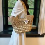 Sac à main paille naturel et bohème oprté à l'épaule