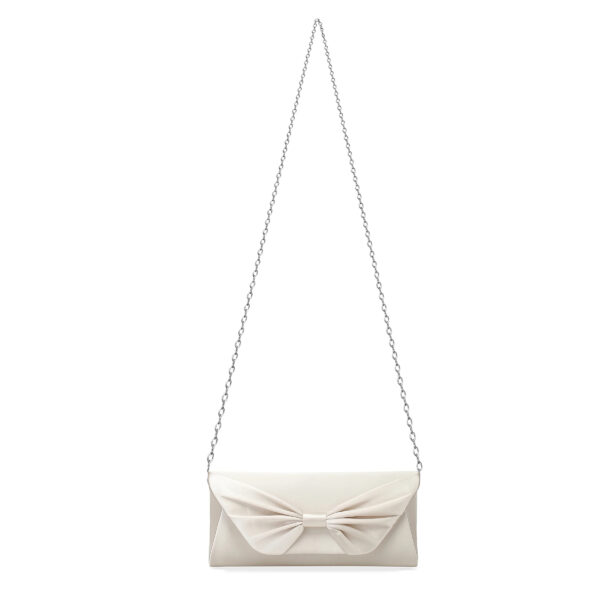 Sac à main pochette blanc raffiné et élégant sur fond blanc