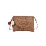Sac à main pochette élégant en paille sur fond blanc