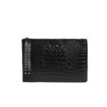 Sac à main pochette raffiné avec effet de peau de crocodile sur fond blanc