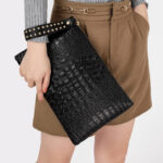 Sac à main pochette raffiné avec effet de peau de crocodile