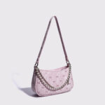 Sac à main rose élégant au style luxueux avec sa bandoulière dépliée