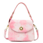 Sac à main rose raffiné et sophistiqué sur fond blanc vue de face