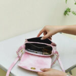Sac à main rose raffiné et sophistiqué ouvert avec vue interieure
