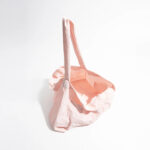 Sac à main rose souple et décontracté vue de profil