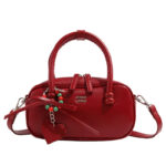Sac à main rouge chic et tendance sur fond blanc