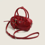 Sac à main rouge chic et tendance vue de trois quart