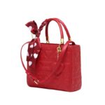 Sac à main rouge élégant avec motif en forme de cœur sur fond blanc