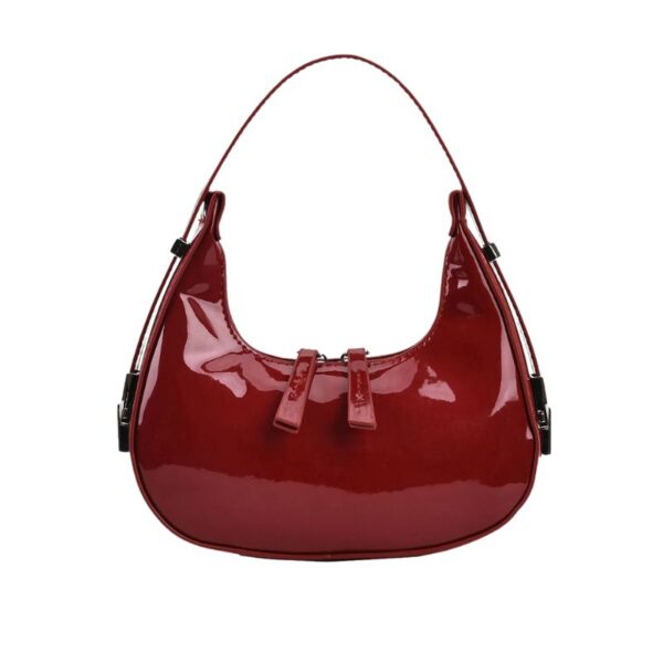 Sac à main rouge raffiné et polyvalent sur fond blanc