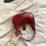Sac à main rouge raffiné et polyvalent opsé sur une veste en velours blanc