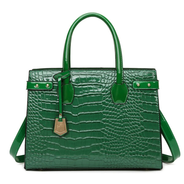 Sac à main vert effet crocodile sur fond blanc