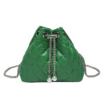 Sac à main vert élégant matelassé en similicuir sur fond blanc