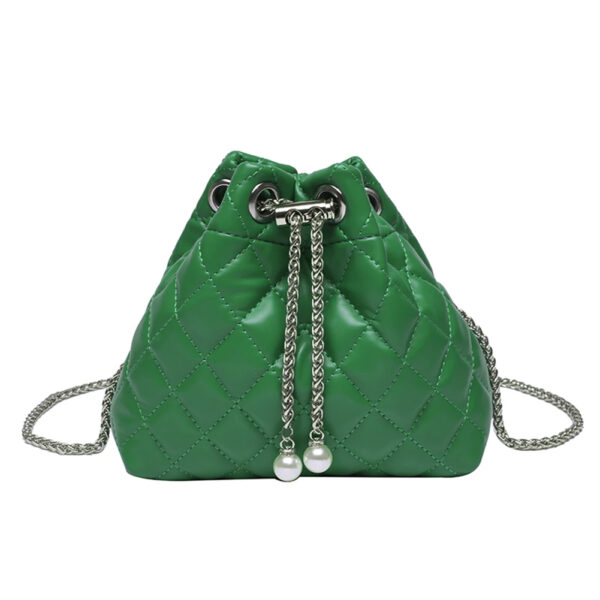 Sac à main vert élégant matelassé en similicuir sur fond blanc
