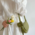 Sac à main vert en similicuir petit format à bandoulière, porté à l'épaule