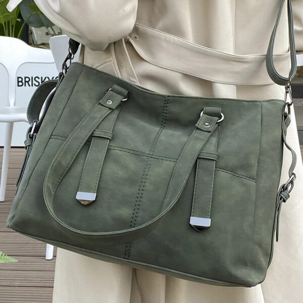 Sac à main vert tendance et spacieux, porté par une personne de dos.