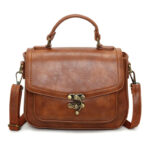 Sac à main vintage carré en simili cuir sur fond blanc