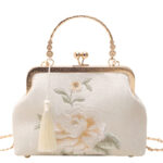 Sac à main vintage et décoratif orné de fleurs sur fond blanc