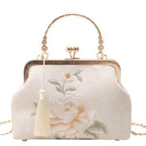 Sac à main vintage et décoratif orné de fleurs sur fond blanc