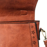 sac à main vintage aux motifs floraux détail de l'accroche de bandoulière amovible