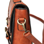 sac à main vintage aux motifs floraux de profil avec détail de l'accroche de bandoulière