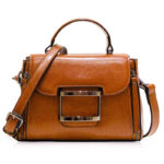 Sac à main vintage sophistiqué avec bandoulière sur fond blanc