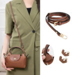 Sangle de sac à main réglable marron en simili cuir portée à l'épaule et avec détail des accessoires