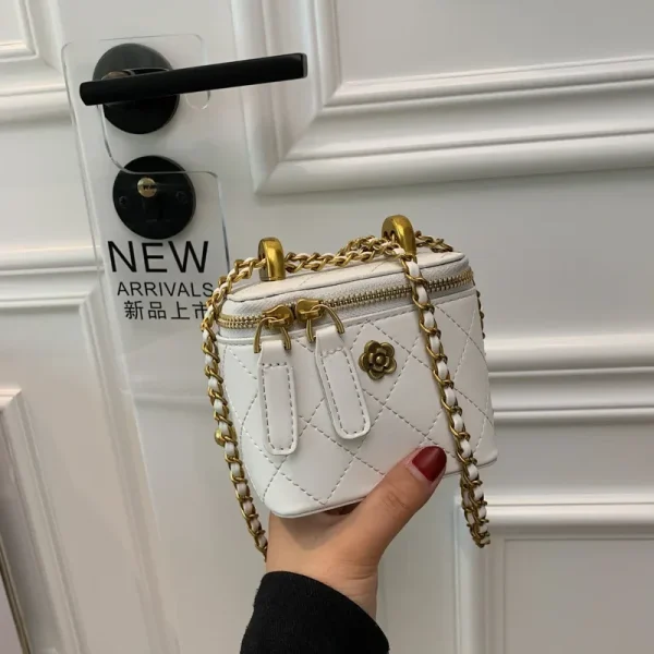 Mini-sac-main-fashion-chaine-élégante-03 Mini sac à lain fashion avec chaine élégante blanc