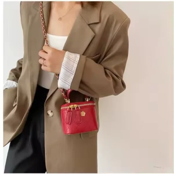 Mini-sac-main-fashion-chaine-élégante-04 Mini sac à lain fashion avec chaine élégante rouge porté épaule