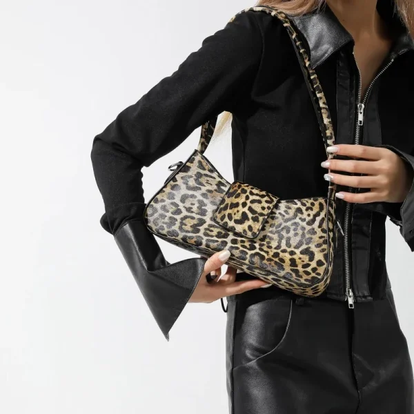Petit-sac-main-leopard-bandoulière-04 Petit sac à main léaopard à bandoulière porté épaule