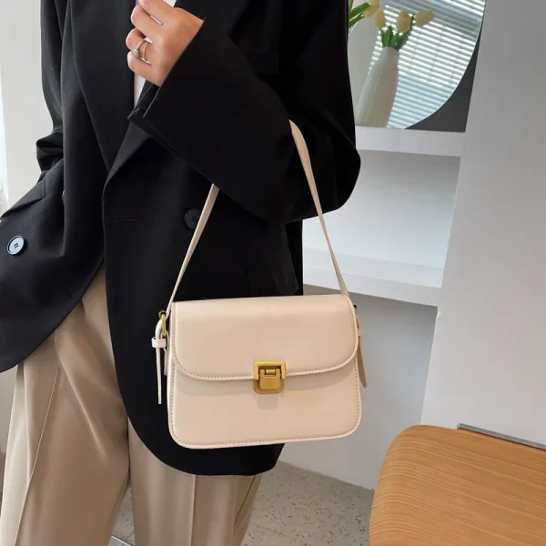 Petit-sac-main-rétro-bandoulière-05 Petit sac à main rétro à bandoulière blanc