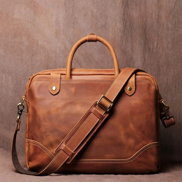 Sac à main homme cuir-02 Sac à main homme cuir marron vintage et polyvalent sur fond Marron