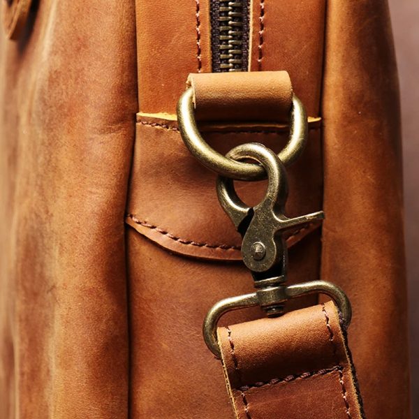 Sac à main homme cuir-04 Sac à main homme cuir marron vintage et polyvalent vue d'un détail