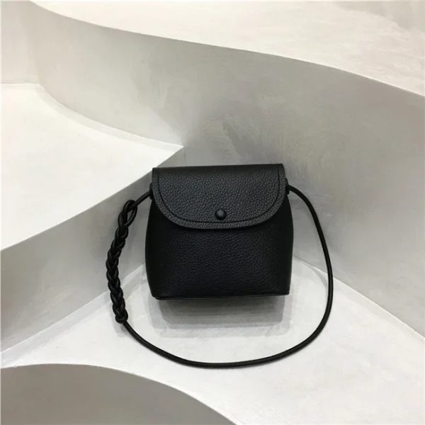 mini-sac-main-carre-design-compact-01 Mini sac à main carré au design compact présenté sur un décor en fond blanc