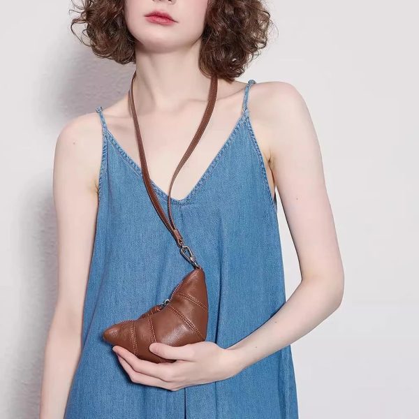 mini-sac-main-marron-forme-croissant-03 pourté autour du cou par une femme