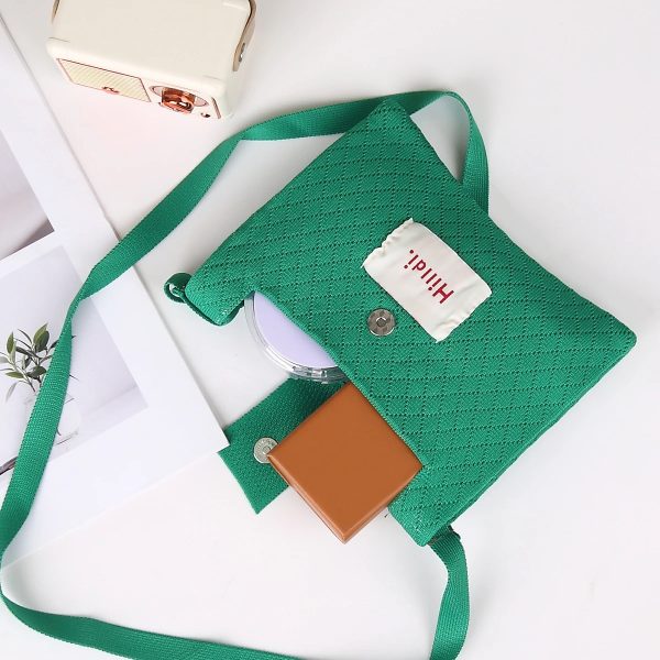 mini-sac-main-vert-style-pochette-effet-tricote-01 Mini sac à main vert style pochette effet tricoté posé sur une table