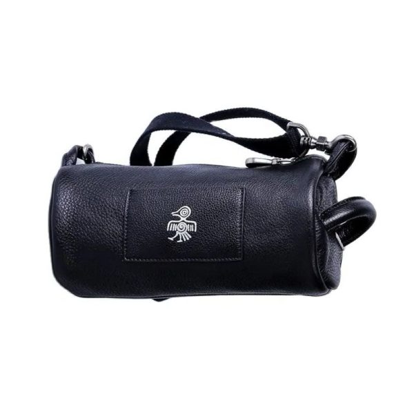 Petit sac à main polyvalent avec bandoulière sur fond blanc