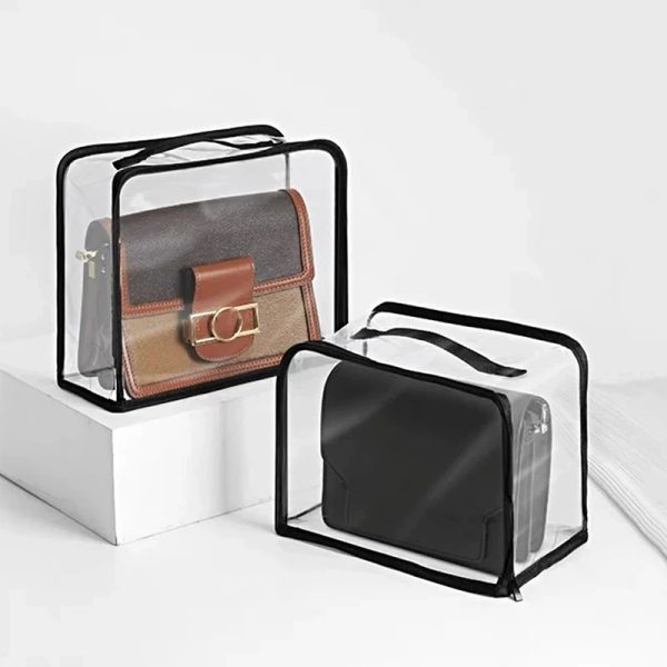 Rangement sac à main étanche et transparent deux accéssoires sur un socle blanc