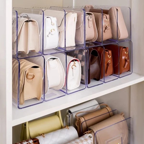 rangement-sac-main-transparent-robuste-durable-01 Rangement sac à main transparent robuste et durable, avec sacs présentés sur une étagère