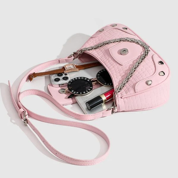 sac-a-main-rose-chic-elegant-03 Sac à main rose chic et élégant ouvert avec des accessoires à l'intérieur