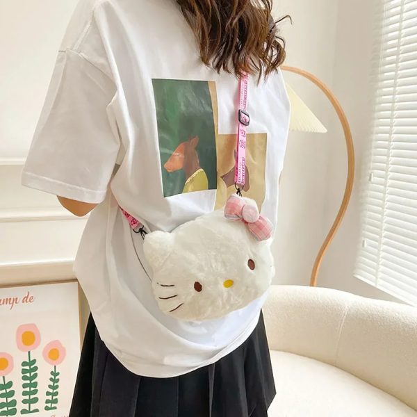 Sac à main ado au design de tête de chat porté par une femme