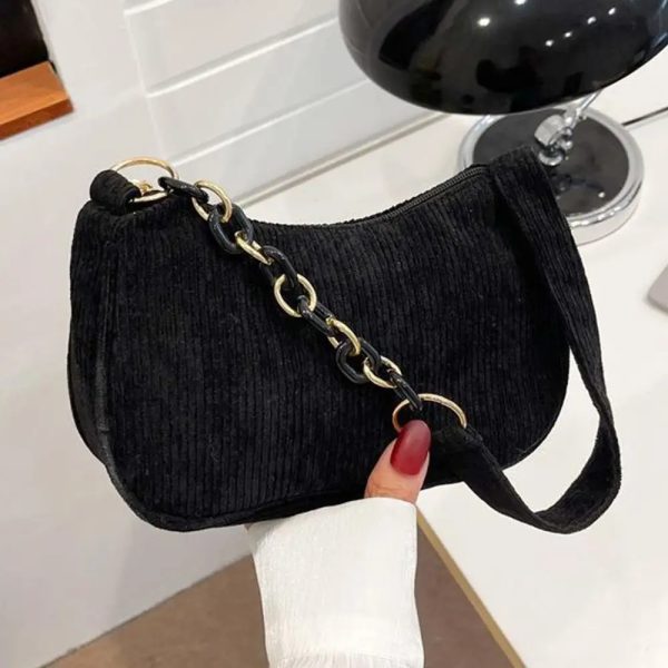 sac-main-ado-noir-velours-cotele-01 Sac à main ado noir en velours côtelé présenté par une main de femme