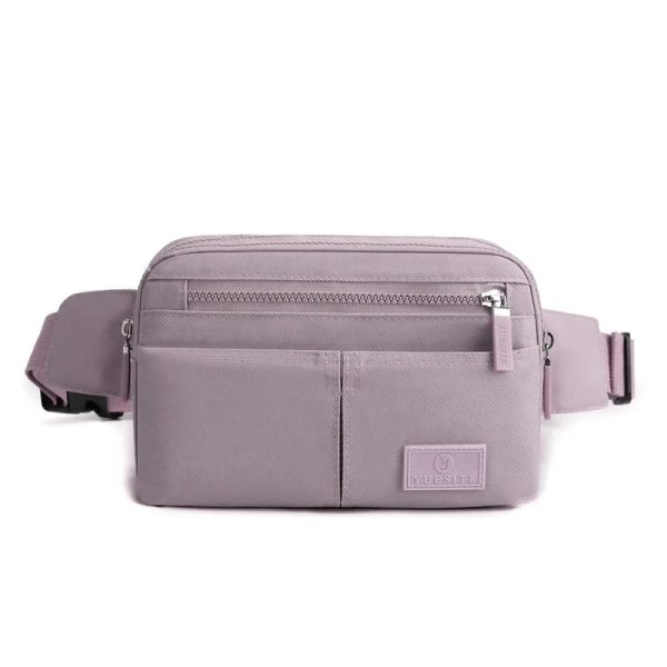 Sac à main banane élégant en nylon violet sur fond blanc