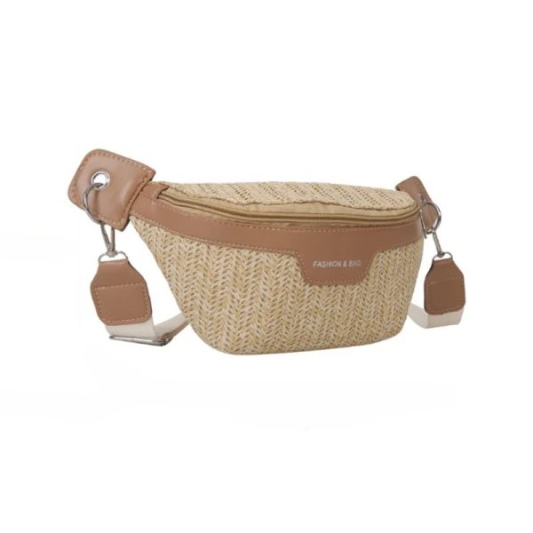 Sac à main banane d'été en paille tissé sur fond blanc