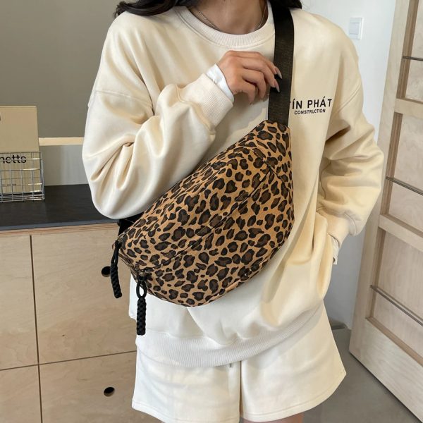 sac-main-banane-imprime-leopard-02 Sac à main banane avec imprimé léopard