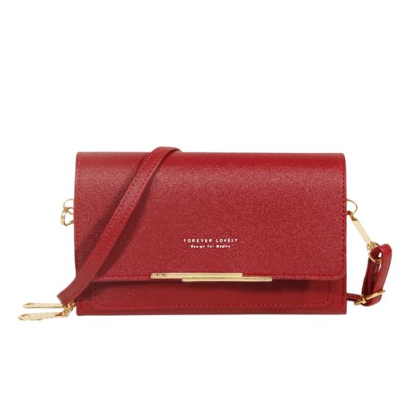 sac-main-bandouliere-rouge-design-compact-01 Sac à main bandoulière rouge au design compact sur fond blanc