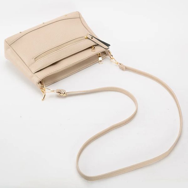sac-main-beige-bandouliere-simili-cuir-souple-03 Sac à main beige à bandoulière en simili cuir souple posé avec sa bandoulière dépliée