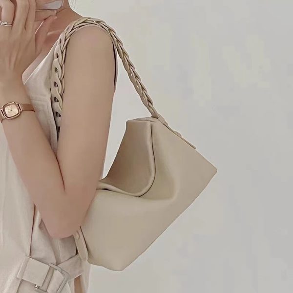 Sac à main beige élégant et design en cuir porté à l'épaule